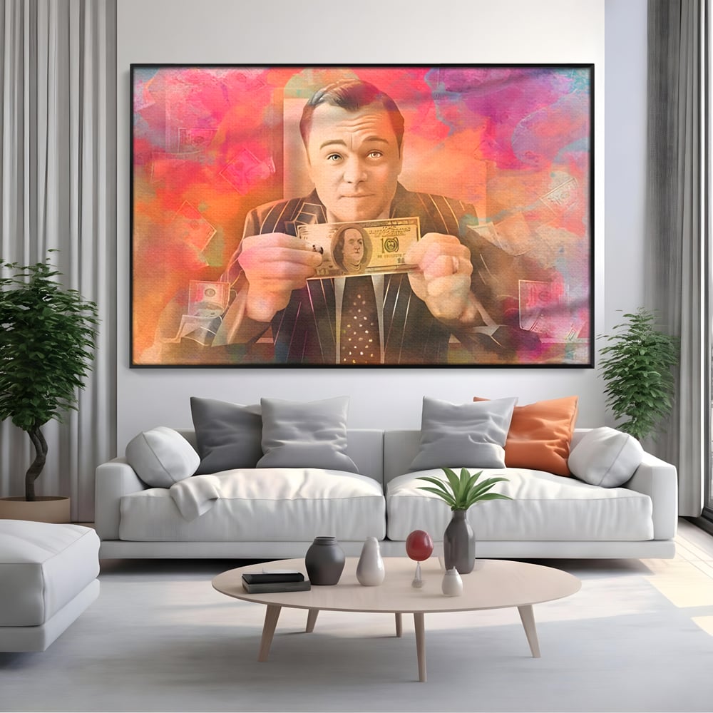 Tablou canvas cu tablou cu actorul leonardo dicaprio tinand bani, in rama de aluminiu negru, pe perete intr-un living